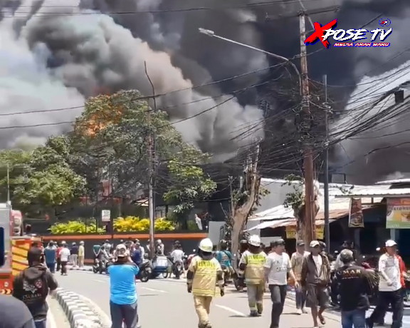 Kebakaran hebat dibelakang RS Permata Hijau