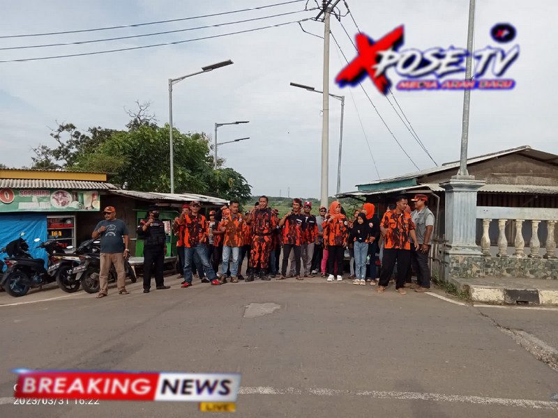 Ormas Pemuda Pancasila membagikan takjil kepada masyarakat sekitar.