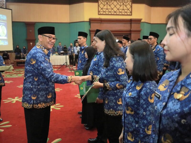 Plt Bupati Bogor Iwan Setiawan resmi melantik CPNS menjadi PNS Kabupaten Bogor.