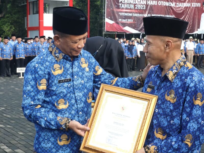 Penyerahan penghargaan oleh plh walikota Bekasi 