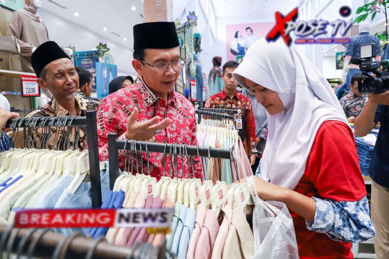 Ratusan anak yatim temani Pj Bupati Bekasi pilih baju lebaran