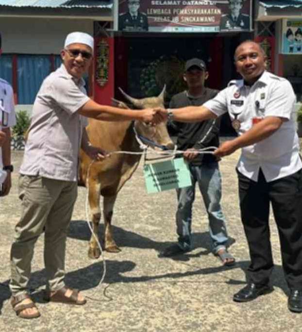 Pj Wali Kota Singkawang Sumastro menyerahkan kurban satu ekor sapi ke Lapas Kelas IIB Singkawang