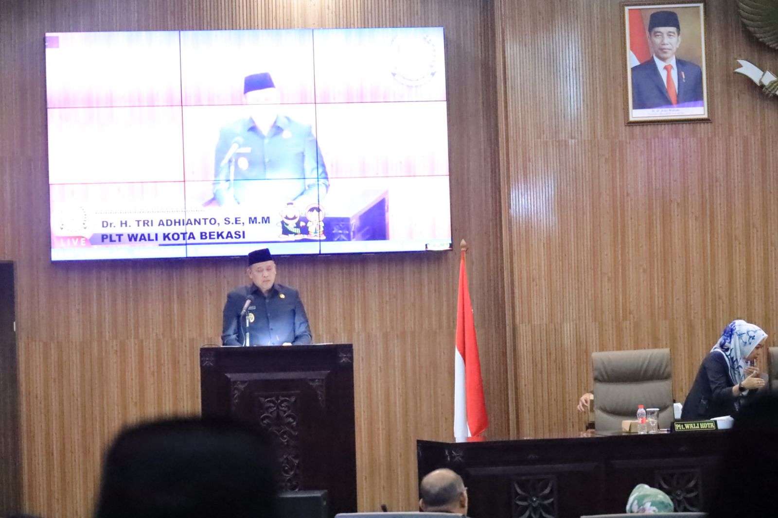 PLT Walikota Bekasi Tri Adhianto saat memberikan sambutan pada Rapat Paripurna di DPRD membahas tentang KUA PPAS APBD.