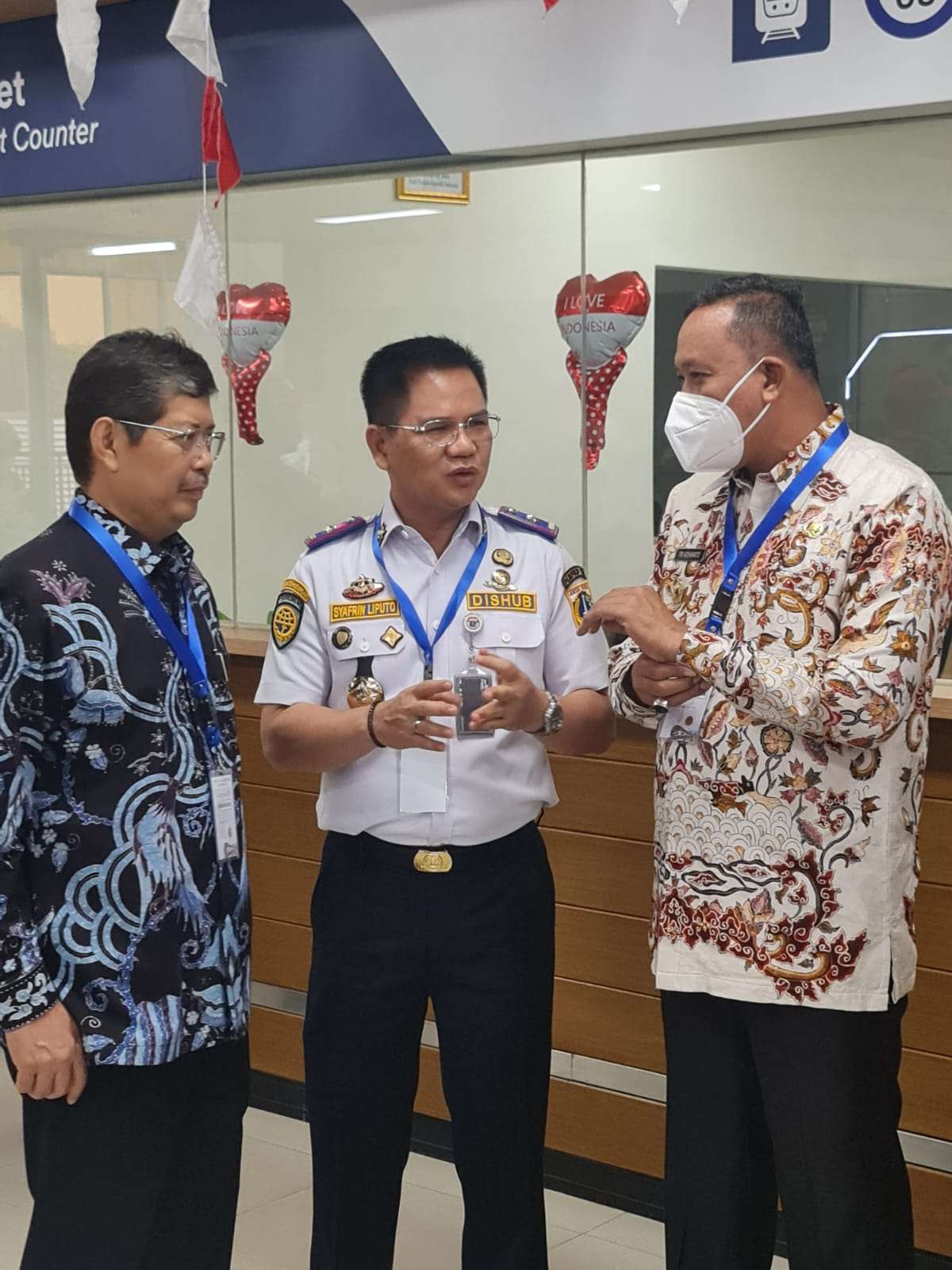 Walikota Bekasi diskusi disela-sela peresmian bersama menteri perhubungan dan menteri 