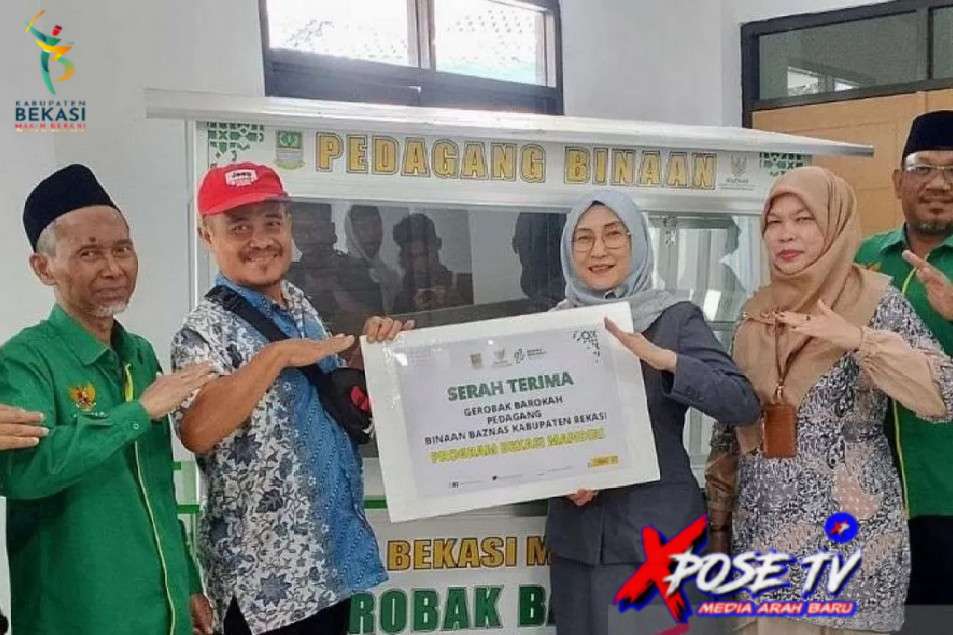 Baznas Kabupaten Bekasi salurkan bantuan 46 gerobak barokah kepada pelaku UMKM