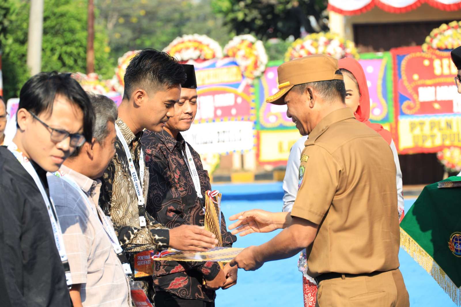 Penyerahan sertifikat aset-aset pada peringatan hari agraria 63