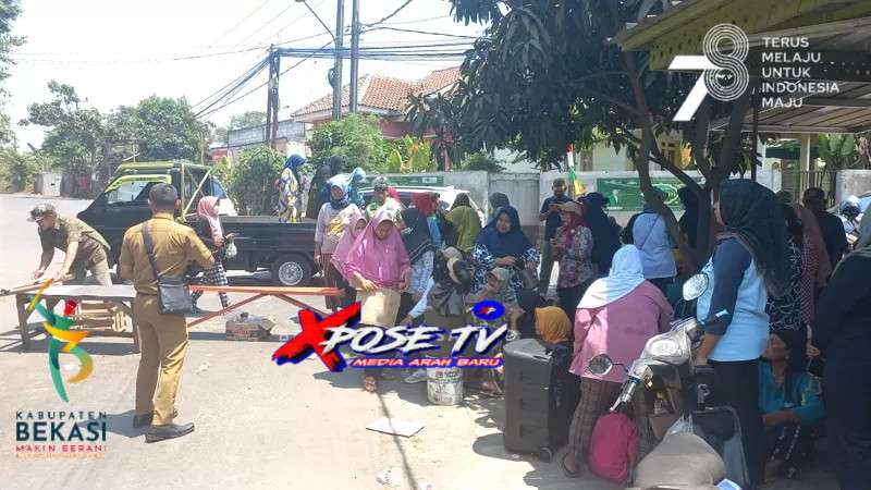 Warga Demo kompensasi uang bau di burangkeng SETU