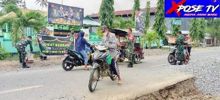 Juma'at Berkah Anggota Koramil 1315-05 Boliyohuto Bagikan Snack Kepada Pengguna Jalan.