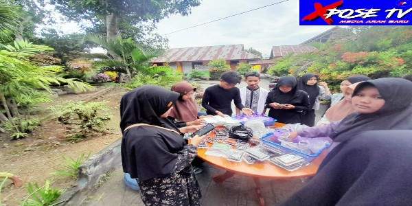 Puluhan Siswi Smp Negeri 1 Boliyohuto Bagi Bagi Takjil Buka Puasa.