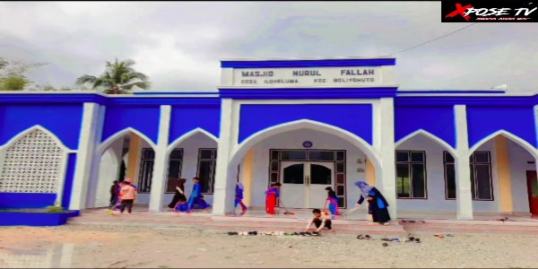 Jumat Bersih,Guru Dan Siswa Bersihkan Lingkungan Mesjid Nurul Falah Desa Iloheluma.