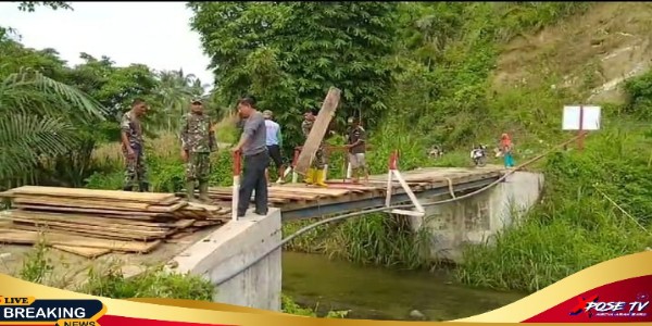 Atasi Kesulitan Warga, Prajurit TNI di Gorontalo Perbaiki Jembatan Penghubung Desa Bontula Kabupaten Gorontalo