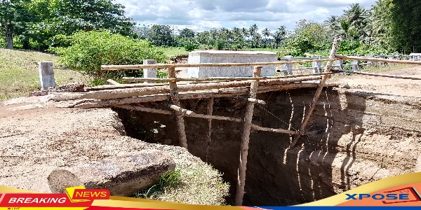 Jembatan Penghubung Antara Desa Sidomukti Dan Talumopatu Kec.Mootilango Ambruk.