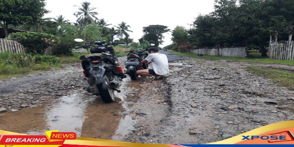 Kubangan Air Di Jalan Rusak Desa Talumopatu Jadi Tempat Cuci Motor