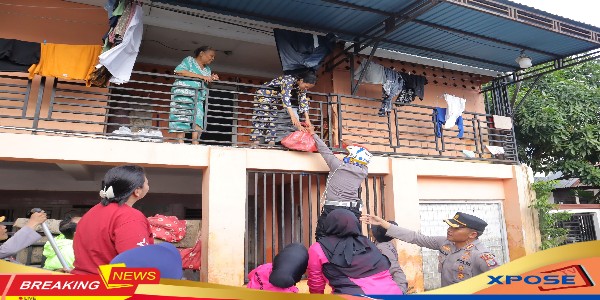 Kapolresta Gorontalo Kota Bersama Bhayangkari Serahkan Bantuan Makanan Pada Masyarakat Terdampak Banjir