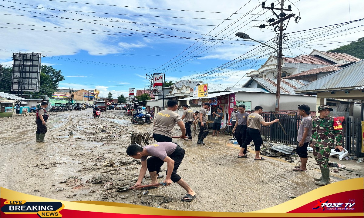 Bantu Warga Bersihkan Lumpur