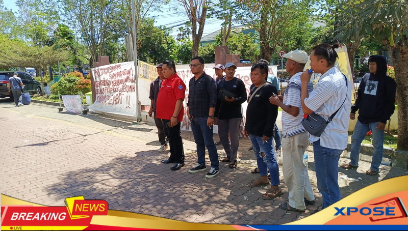 Warga demo di depan gedung utama RSUD Kanjuruhan Kabupaten Malang