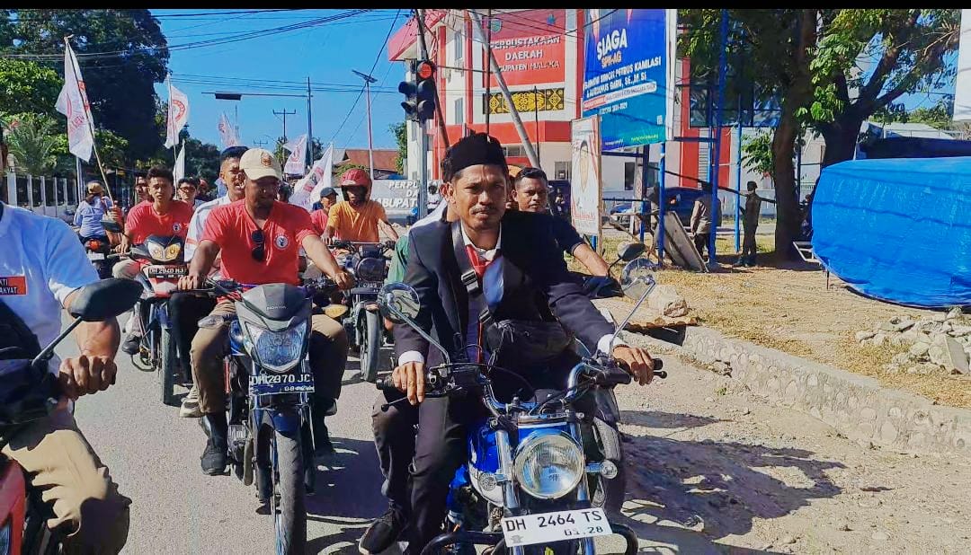 Paskalis Wandelinus Nahak SIP (setelan Jas) mengemudi Sepde motor menuju Gedung DPRD Kab. Malaka.