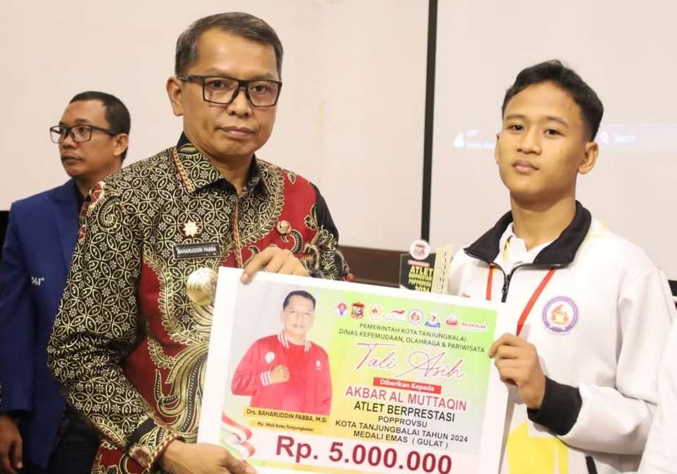 Pjs. Walikota memberikan hadiah kepada seorang atlet