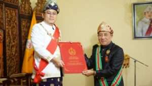 Sultan Mahmud Badaruddin IV Jaya Wikrama RM Fauwaz Diraja memberikan penghargaan kepada Ridwan Anthony Taufan (KETUM BAS-RIDHO)