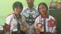 Peserta yang mengikuti kejuaran Bela diri Taekwondo yakni Veronika Ximenes dan Maria Ivana Bitin Loes bersama kepala sekolah,Rikardus Siki, S.Fil