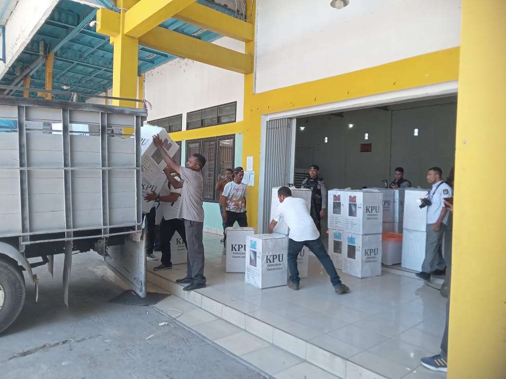 KPU Kabupaten Malaka melepaskan Logistik Pilkada yang akan di distribusikan oleh ke 12 Kecamatan
