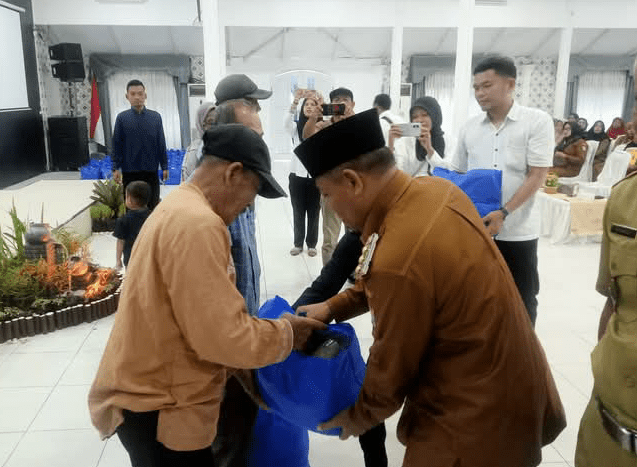 Wali kota memberikan Bansos