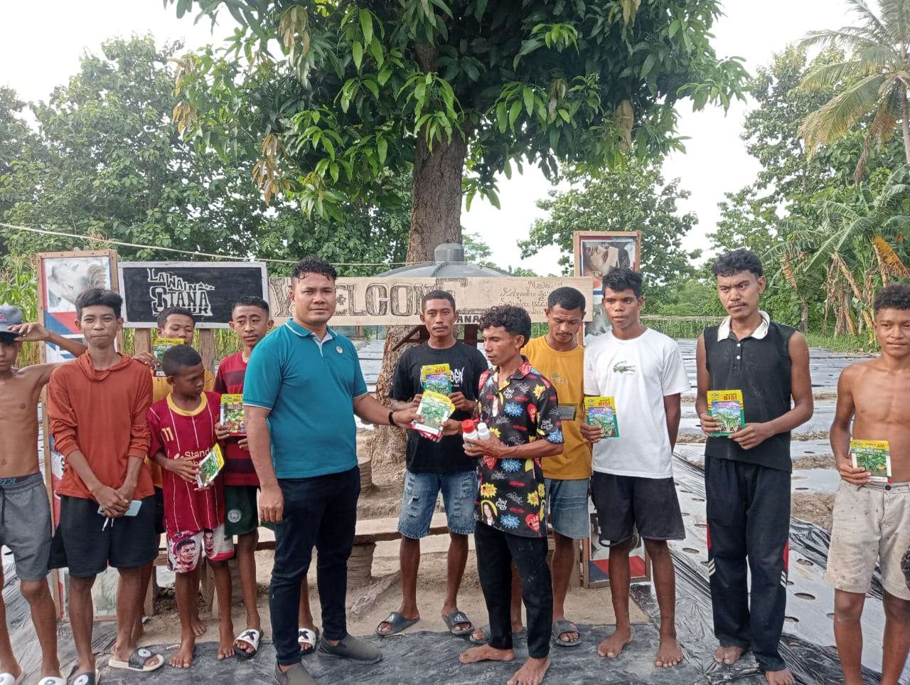 Ketua Fraksi Nasdem, DPRD Kabupaten Malaka, Angerius menyerahkan bibit dan obat-obatan sayur bagi Kelompok Tani.