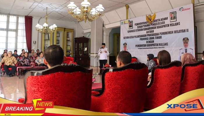 xposeTV // MALANG - Bupati Malang Drs. H.M. Sanusi, M.M., menandatangani Berita Acara Serah Terima Pengelolaan Renovasi Stadion Kanjuruhan