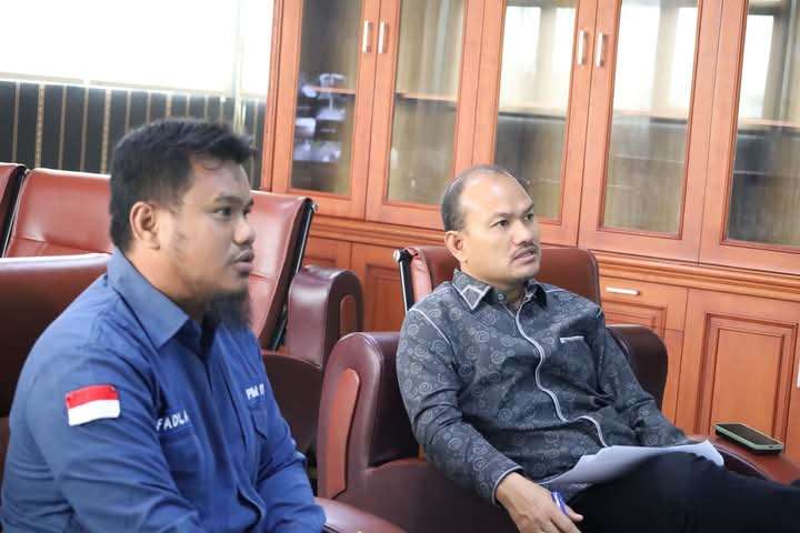 Walikota mendengarkan penjelasan