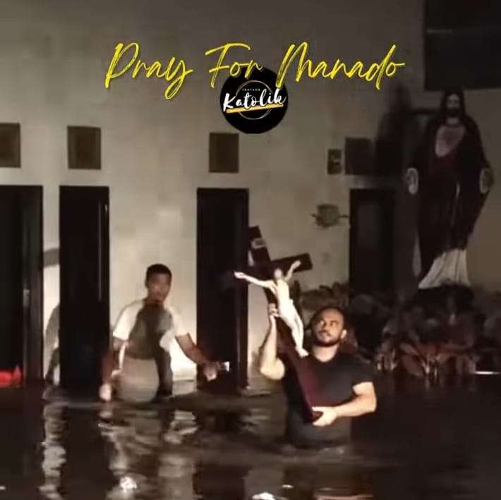 Pastor Dedianus Pati Selamatkan Patung Salib di Tengah Banjir Manado