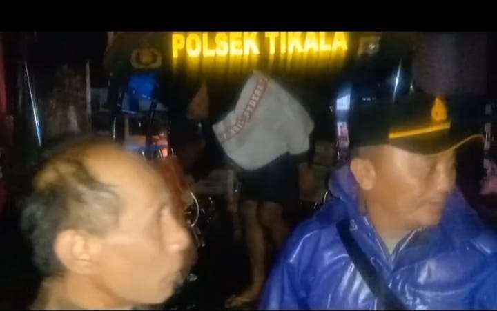 Kapolsek Tikala AKP Djemi Worang Turun Langsung ke Lokasi Banjir, Bagikan Makanan kepada Warga