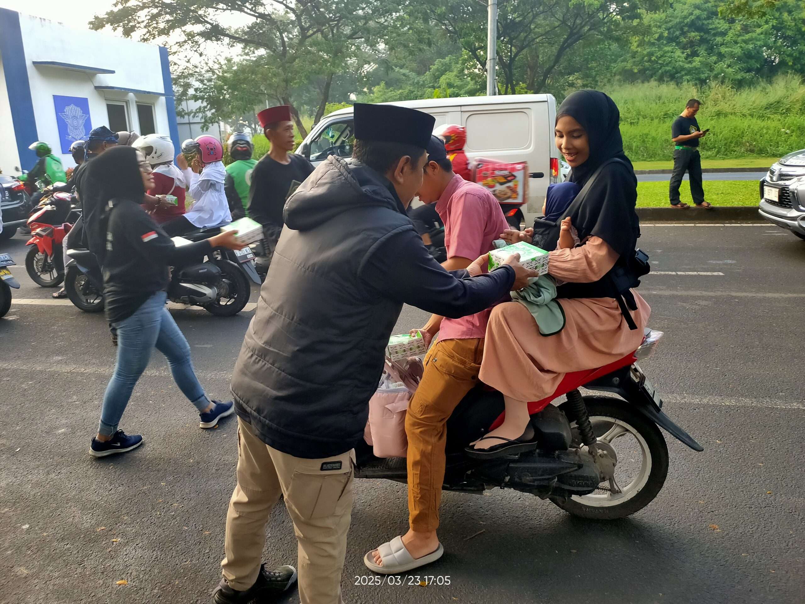 Kegiatan berbagi takjil Pendekar Banten Korcam Serpong