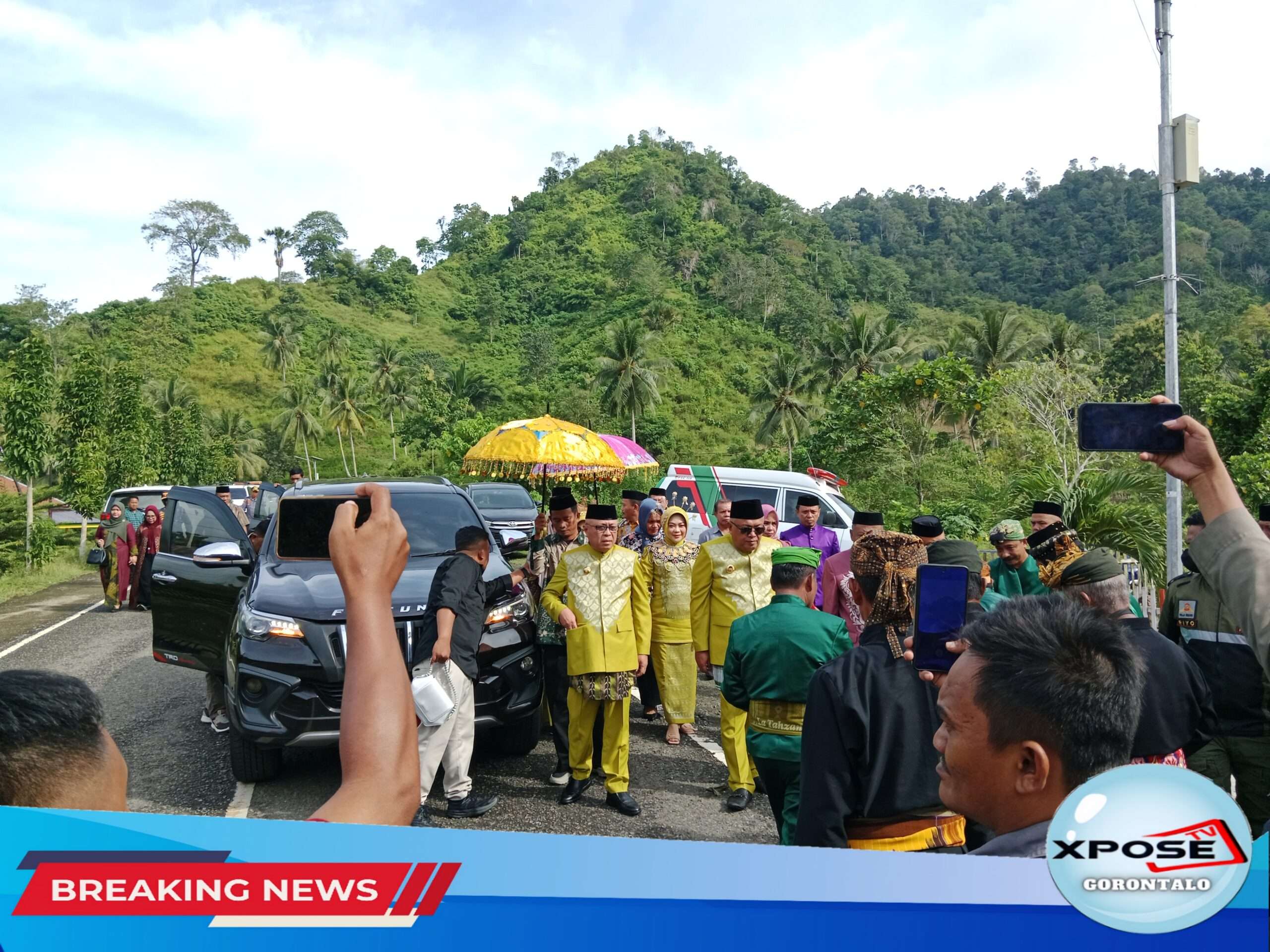 Bupati Gorontalo Sofyan Puhi Dan Wakil Bupati Tonny Junus Jalani Prosesi Adat Mopotilolo Di Kecamatan Bilato