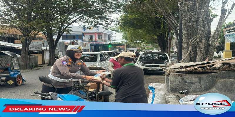Kasat Lantas Polresta Gorontalo Kota Bagikan Berkah Ramadan Di Enam Titik Jalan Utama