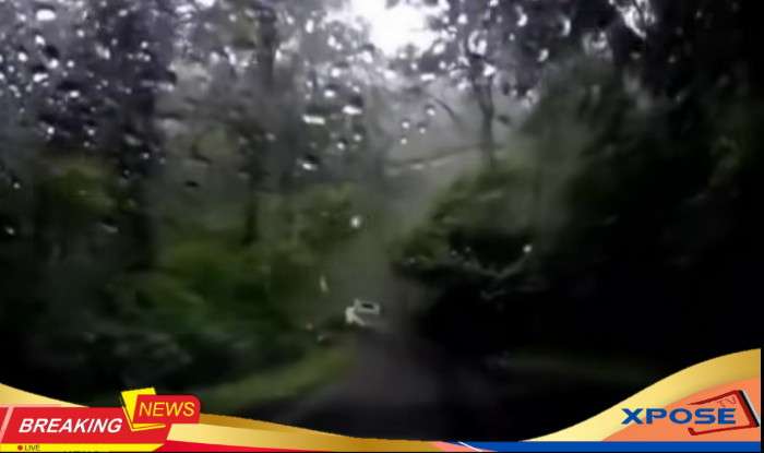 Jalan penghubung Mojokerto-Batu menuju wisata cangar tertimbun tanah longsor , setelah hujan lebat tiada henti yang mengguyur wilayah Mojokerto