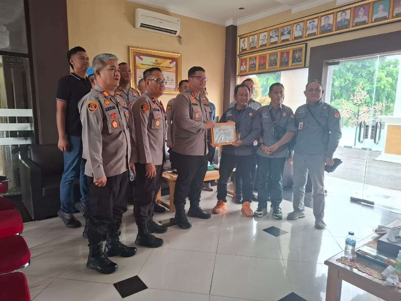 Penyerahan Penghargaan Dari Ketua PJS OKU Agus Maulana Kepada Kapolres 