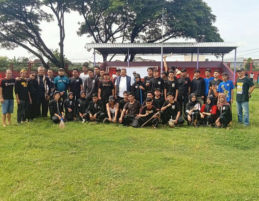 Bersih-Bersih Lapangan Banteng