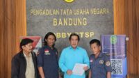 Kuasa hukum AWPI, SHS (kemeja biru) didampingi jajaran pengurus AWPI DPC kota Bekasi sambangi PTUN Bandung pertanyakan eksekusi putusan komisi informasi, Selasa (23/12/2025)