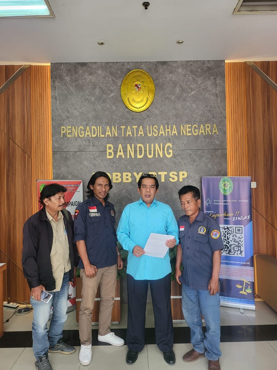 Kuasa hukum AWPI, SHS (kemeja biru) didampingi jajaran pengurus AWPI DPC kota Bekasi sambangi PTUN Bandung pertanyakan eksekusi putusan komisi informasi, Selasa (23/12/2025)