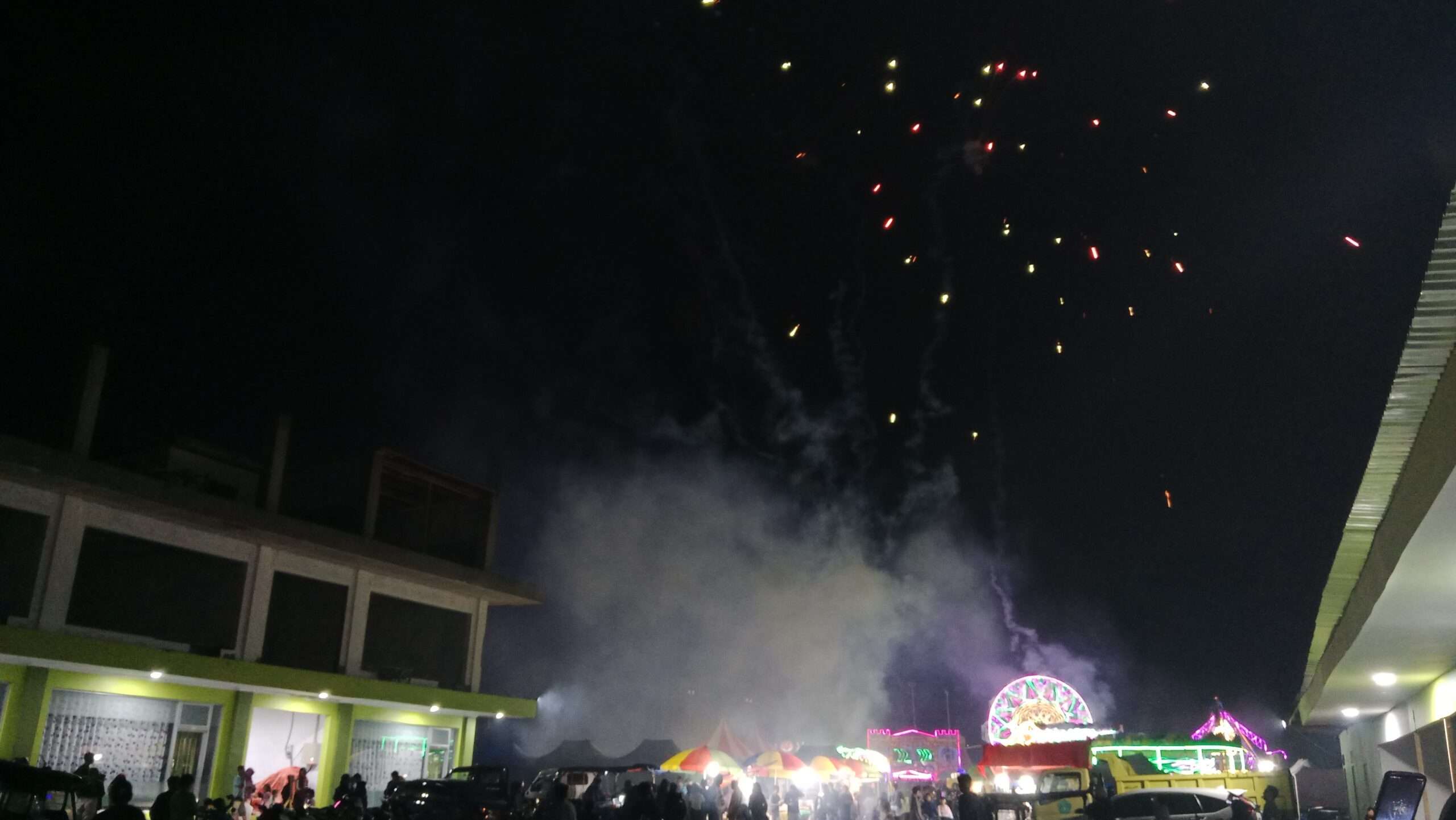 Kampus Institut Teknologi Dan Bisnis Ichsan Boalemo Berkilau Dengan Kembang Api Warnai Langit Paguyaman