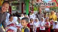 Harijanto Mamangkey Serahkan Bantuan Seragam Sekolah di SDN 11 Dulupi