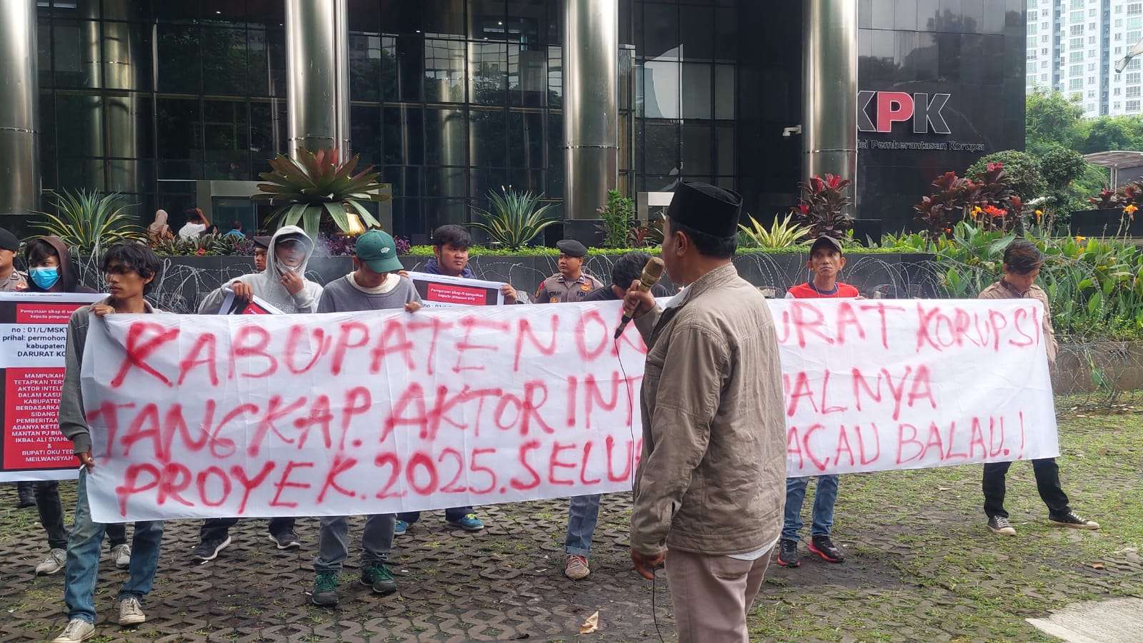 Photo Koordinator Aksi Antoni Saat Orasi Di depan GEDUNG KPK RI Jakarta