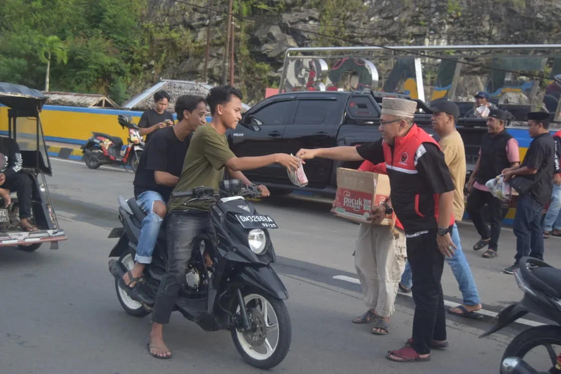 DPC PDI Perjuangan Boalemo Bagikan 300 Paket Takjil, Tebar Semangat Gotong Royong di Bulan Ramadhan